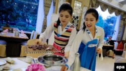 在北京一家朝鲜餐馆的朝鲜女服务员在招待客人。资料照(2016年)