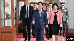 台湾总统赖清德和第一夫人吴玫如,以及副总统萧美琴抵达总统府。(照片来源:法新社/台湾新闻摄影协会,2024年5月20日)