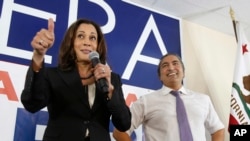 竞选参议员的的卡玛拉·哈里斯律师翘起拇指称赞支持者(2016年11月3日)。她当选了