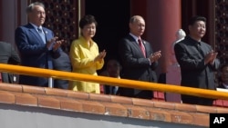 9月3日,中国主席习近平与哈萨克斯坦总统纳扎尔巴耶夫、韩国总统朴槿惠及俄罗斯总统普京一同在北京观看中国军队阅兵。