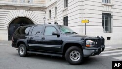 Chiếc xe được cho là chở nghi phạm Salah Abdeslam đi sau buổi thẩm vấn lần đầu tiên trước các thẩm phán Pháp ở tòa án tại Paris ngày 20/5/2016.