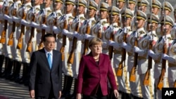 2015年10月29日德国总理默克尔应邀访问中国,在欢迎仪式上由中国国务院总理李克强陪同检阅三军仪仗队。