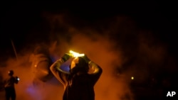 美军战机从航母上起飞打击胡塞武装目标。(美国海军2024年1月22日)