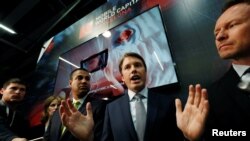 美国国务院经济与商业事务局负责网络、国际通讯和信息政策的副助理国务卿罗伯特•斯特雷耶2019年2月26日于西班牙巴塞罗那举行记者会(资料图)。