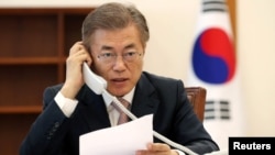 韩国总统文在寅在首尔总统府青瓦台跟中国国家主席习近平通电话(2017年5月11日)