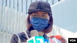 引发2019年香港反修例运动的台湾杀人案死者潘晓颖母亲潘妈妈,10月20日在香港政府总部外会见传媒,要求杀人疑犯陈同佳尽快到台湾投案 (美国之音汤惠芸)