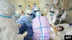 武汉医护人员在抢救一病危新冠病毒感染病人