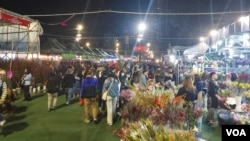在周六晚上的维多利亚公园年宵市场,人潮不绝却只是表面风光。(美国之音/林淦峰)