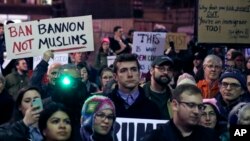 抗议者聚集在哈佛大学的哈佛广场抗议川普总统的旅行禁令。(2017年3月7日)