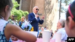 美国总统乔·拜登在宾夕法尼亚州哈里斯堡举行的一场竞选活动中向支持者和志愿者发表讲话。(2024年7月7日)