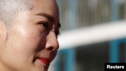 中国维权律师王全璋的妻子李文足削发抗议政府。(2018年12月17日)