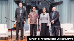 左起:美国在台协会前主席詹姆士·莫里亚蒂、台湾总统赖清德、东西方主席苏珊娜·瓦雷斯-林和夏威夷大学中心,台湾美国商会前会长、东西方中心前主席 Richard Vuylsteke在美国夏威夷东西方中心合影。(2024年12月1日)