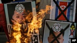 朝鲜2013年2月12日进行了核试验之后,韩国的抗议者在一个反朝鲜的集会上焚烧朝鲜领导人金正恩的肖像。