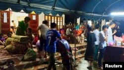 Dân làng bên ngoài một trung tâm tạm trú sau khi đập thủy điện Xepian-Xe Nam Noy hydropower bị vỗ ở tỉnh Attapeu, Lao, ngày 24/7/2018. REUTERS/Stringer