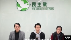 2025年2月26日,香港民主党主席罗健熙(中)在香港党总部出席新闻发布会。 (照片来源:法新社)
