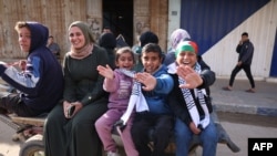 2025 年 1 月 19 日,在以色列与巴勒斯坦激进组织哈马斯之间的停火协议实施前不久,孩子们在加沙地带中部的努塞拉特欢呼雀跃。