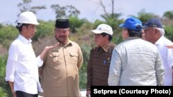 Jokowi berdiskusi dengan sejumlah pejabat dalam lawatan di Kalimantan terkait ibukota baru (courtesy: Setpres)