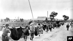 美军1945年公布的从日方缴获的照片显示,在菲律宾被日军俘虏的盟军士兵抬着战友尸体。当年人们以为这反映的是”巴丹死亡行军”。2010年,美联社经调查判定这其实是一次盟军战俘葬礼并更正了图片说明。