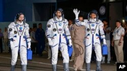 美国国家航空航天局的宇航员凯瑟琳·鲁宾、俄罗斯宇航员阿纳托利·伊万尼申和日本宇航员大西卓哉准备在哈萨克斯坦拜科努尔的俄罗斯航天发射场升空。(2016年7月7日)