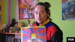 藏人活动人士和音乐艺术家旦丁才旦在印度达兰萨拉。他的第一部专辑《通衢大道》(Open Road)的灵感来自于2008年的拉萨反抗事件以及2009年以来的自焚潮。 (美国之音布罗德黑德拍摄)