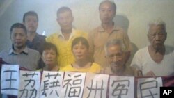 福州维权人士公开声援王荔蕻(后排右一为纪斯尊)
