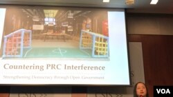 台湾数码政务委员唐凤2020年2月11日在华盛顿战略与研究中心演讲时介绍她的开放办公室(美国之音锺辰芳拍摄)