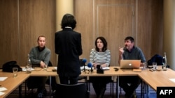 2018年10月7日被中国国家监委扣押和调查的国际刑警组织主席孟宏伟的妻子格蕾丝·孟在法国里昂举行记者会,背对摄影机。