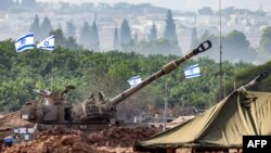 资料照片:部署在以色列南部斯代罗特附近的加沙边界一处阵地的以色列陆军155毫米口径M109自行榴弹炮。(2023年10月27日)