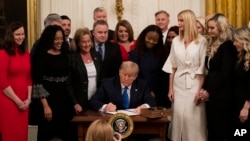 美国总统特朗普1月31日在白宫签署行政命令,打击人口走私。