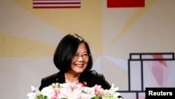 资料照:台湾总统蔡英文在访问南美邦交国途径洛杉矶时发表讲话。(2018年8月12日)