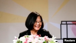 资料照:台湾总统蔡英文在访问南美邦交国途径洛杉矶时发表讲话。(2018年8月12日)