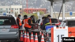 资料照片:美国联邦政府在加利福尼亚州奥克兰的一处新的大型疫苗接种中心准备新冠疫苗。(2021年2月16日)