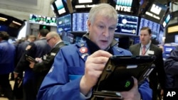 交易员在纽约股票交易所工作。(资料照)