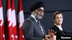 加拿大国防部长石俊与外长弗利兰3月18日早渥太华出席一次记者会。(路透社)