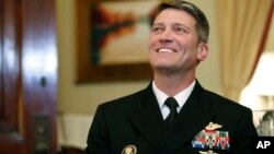 被川普提名为退伍军人事务部部长的白宫医师、海军少将罗尼·杰克逊在国会会晤参议院退伍军人事务委员会主席约翰尼·艾萨克森参议员。(2018年4月16日)