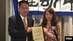 高智晟女儿耿格代父领奖,颁奖者为北京之春发行人于大海 (美国之音方冰拍摄)