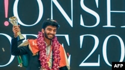 အိန္ဒိယနိုင်ငံက ဆယ်ကျော်သက် Gukesh Dommaraju အသက်အငယ်ဆုံး ကမ္ဘ့ာစစ်တုရင်ချန်ပီယံအဖြစ် ဆုလက်ခံပြီးတွေ့ရစဥ်။ (ဒီဇင်ဘာ ၁၃၊ ၂၀၂၄)