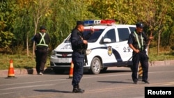 在新疆维吾尔族自治区伊宁市,武警在再教育营附近把守检查站。(2018年9月4日)