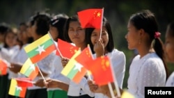 缅甸内比都机场外,缅甸学生手持缅甸和中国国旗,准备迎接中国国家主席习近平(2020年1月17日)。