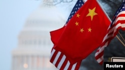 美中国旗在华盛顿街头飘扬,背景是美国国会大厦。(资料照片)