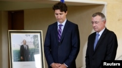 欧盟驻华大使尼克拉斯·沙皮伊(右)在2016年7月出任法国驻加拿大大使时与加拿大总理特鲁多合影。(资料照片)