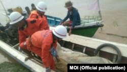 တိမ်းမှောက်ရေယာဉ်မှ ဆယ်ယူရရှိသည့် အလောင်းတချို့