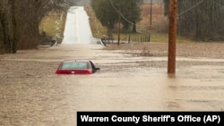 Sebuah mobil terendam banjir di sebuah jalanan di wilayah Bowling Green, Kentucky, pada 15 Februari 2025. (Foto: Warren County Sheriff's Office via AP)