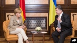 Bà Merkel đã gặp Tổng thống Ukraine Petro Poroshenko và hứa viện trợ cho Ukraine khoảng 660 triệu đôla để giúp Ukraine tái thiết.