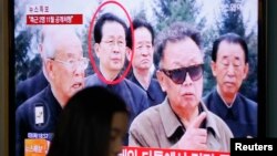 张成泽(红圈者)当年陪同金正日视察的资料照片。