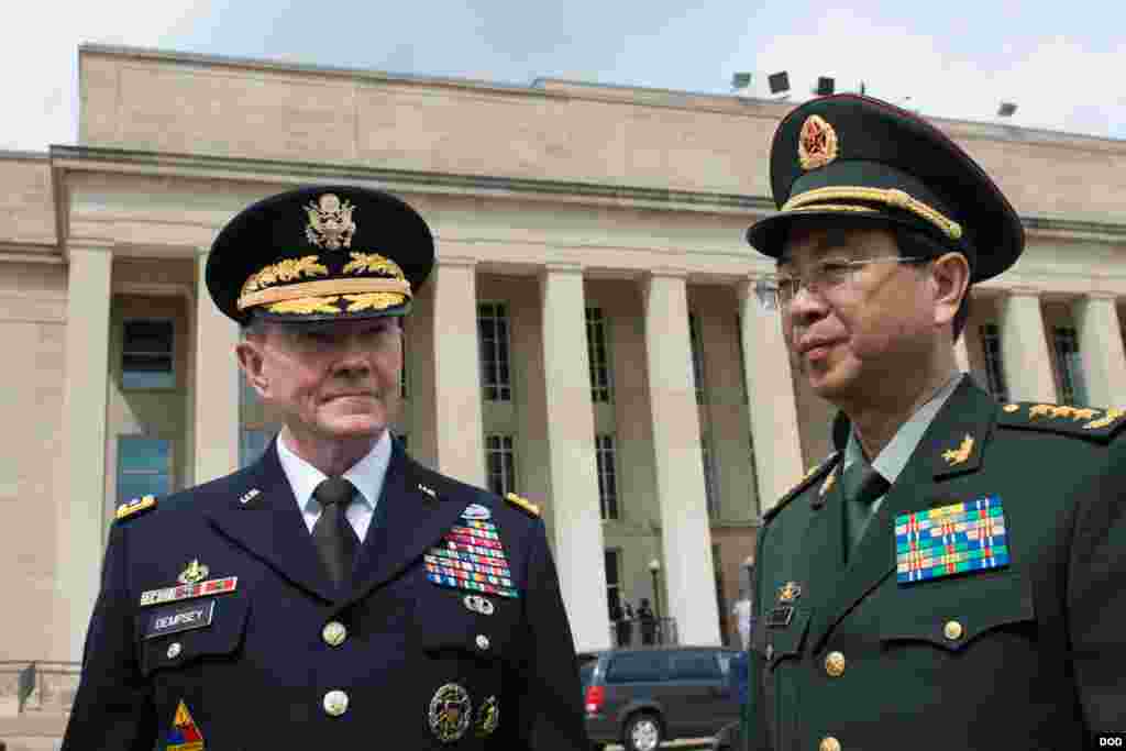 2014年5月14日,五角大楼外面,美国陆军上将, 参谋长联席会议主席邓普西和中国人民解放军总参谋长房峰辉在欢迎房峰辉的仪式开始前。(美国国防部照片)
