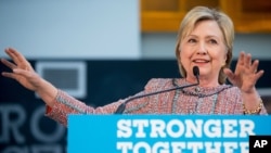 被推测为民主党总统候选人的希拉里·克林顿倾听记者提问(2016年6月28日)