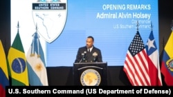 美国南方司令部司令、海军上将霍尔西在阿根廷首都布宜诺斯艾利斯举行的2025年南美洲防务大会开幕式上发表讲话。(2025年8月20日)