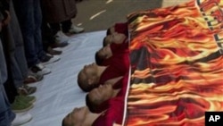 印度达兰萨拉的藏族僧侣11月2日举行活动,声援西藏发生的自焚行动