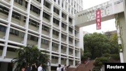 香港大学中山广场高架走廊挂有港独直幡(2016年10月1日)